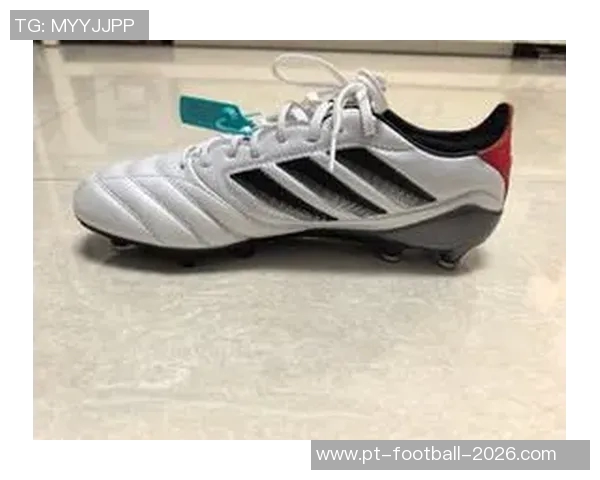 高性能足球鞋采用优质PU与牛皮材质打造舒适体验助力球场表现